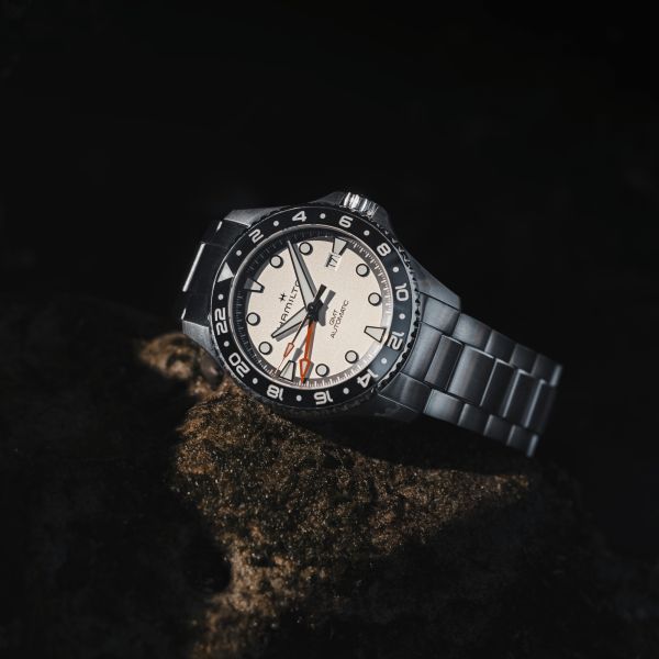 Hamilton Khaki Navy Scuba GMT: un invito all’avventura tra oceano e ora locale
