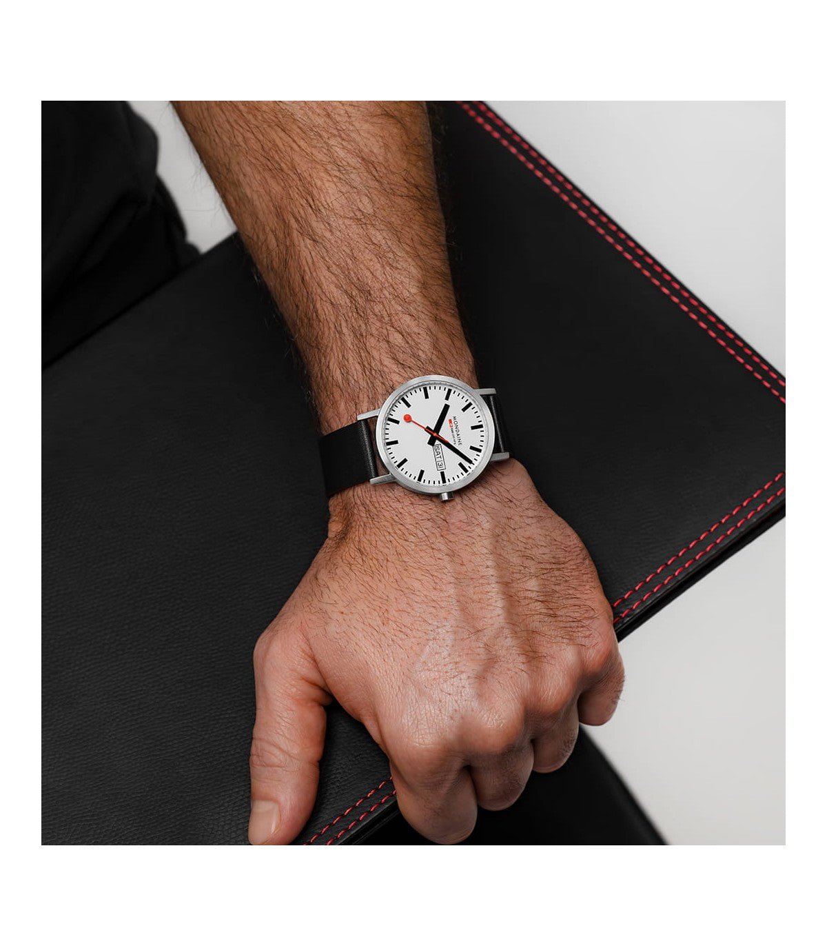 Mondaine Classic Jour-Date 40mm 667.30360.11SBBV