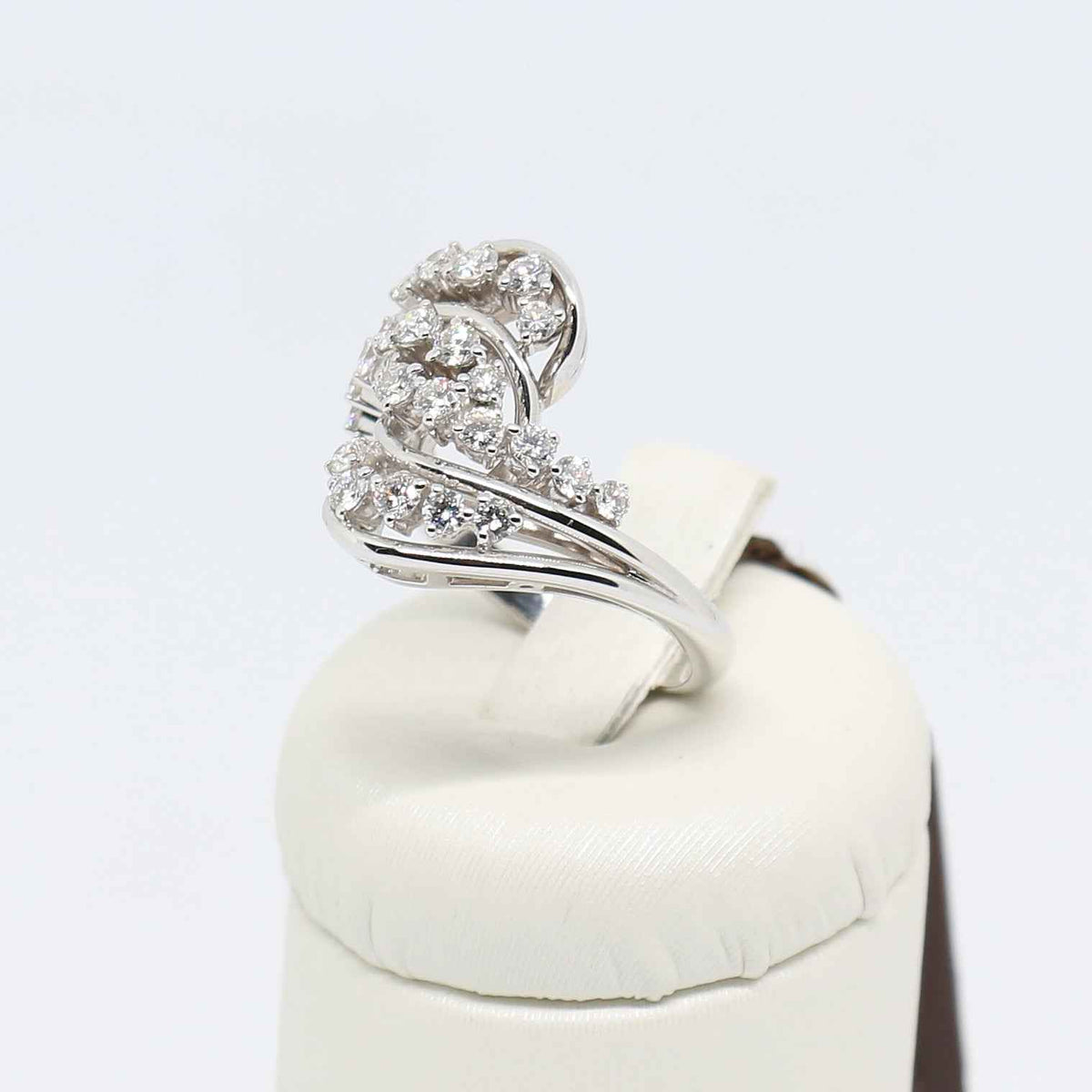 BIBIGI White Gold and Diamond Ring AS0540B